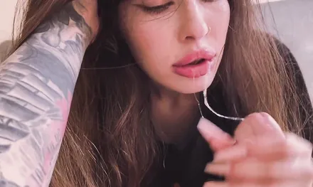 Опытная девушка делает идеальным минет своему парню