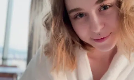 Нежная девушка хочет домашнего секса со спермой на попу