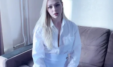 Вернулась с работы уставшей и хочет расслабится