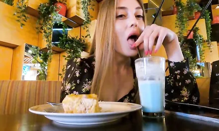 Девушка сделала минет в туалете во время нашего свидания