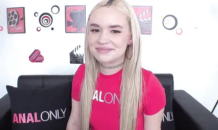 Блондинка пришла на порно кастинг с волосатой киской