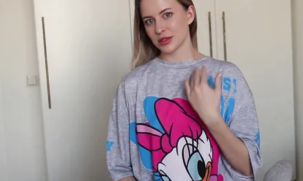 Нежная мачеха зашла к пасынку в спальню, когда дома никого не было