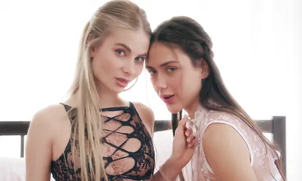 Две секси девушки и один парень