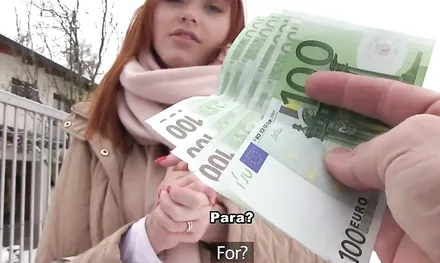 Показала незнакомцу не только грудь, но и трахнулась за деньги