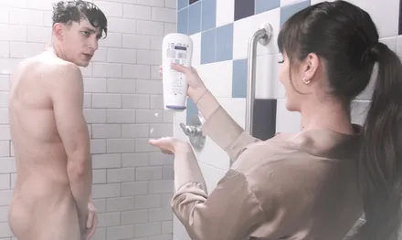 Зрелая женщина не сдержалась и вошла в душ