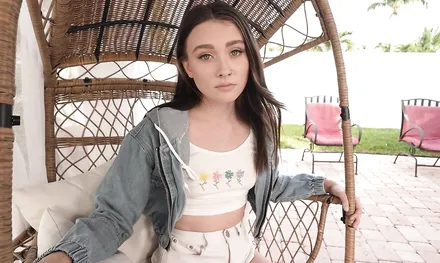 Молодой милашке хочется больших членов