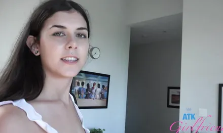 Студентка дождалась парня с работы и дала ему втащить себе