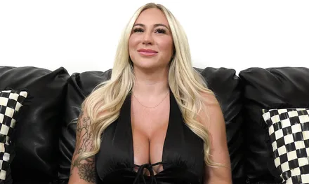 Грудастая училка решила попробовать себя в порно