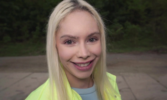 Помогла незнакомцу избавится от недотраха и сама получила оргазм