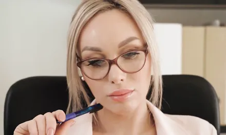 Опытная милфа захотела секса с молодым парнем прямо в библиотеке