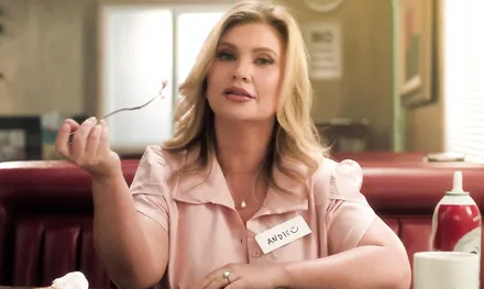 Пышная женщина с кафе любит большие члены клиентов