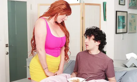 Рыжая мачеха дала понять парню что хочет его с самого утра