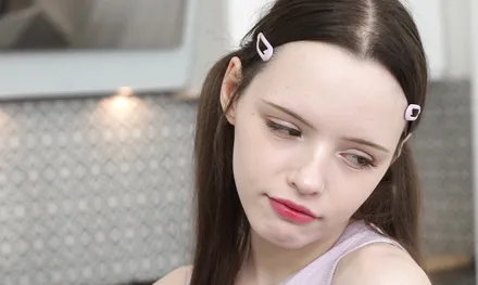 Молодой девушке захотелось внимания сразу от двух мужчин