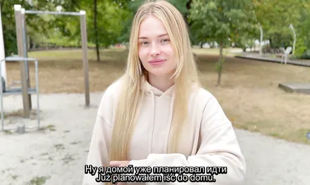 Захотела научится подтягиваниям и подкатила к парню