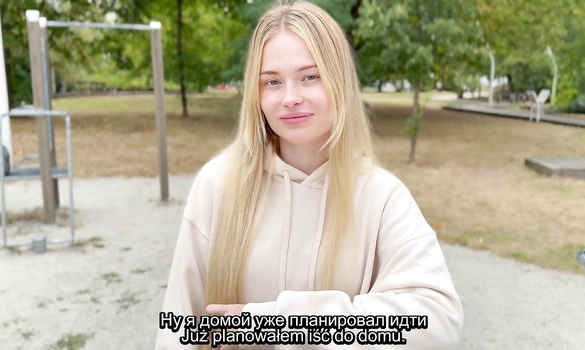 Захотела научится подтягиваниям и подкатила к парню