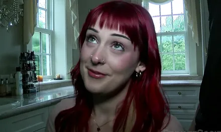 Рыжая подруга наслаждается большим пернисом