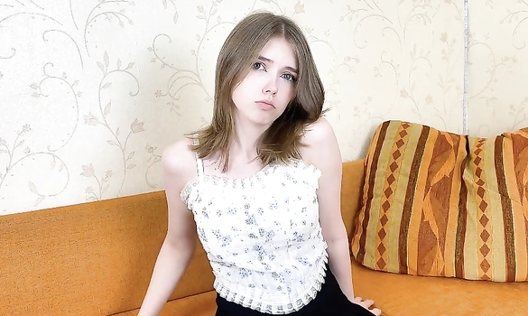 Милашка помогла парню избавится от запары на работе
