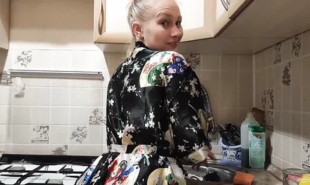 Увидел свою женушку на кухне в аппетитном виде и очень захотел секса