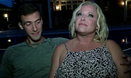 Молодой парень трахает зрелую женщину за 40!