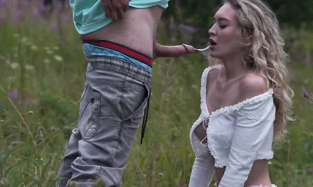 Модель делает грубокий минет своему фотографу