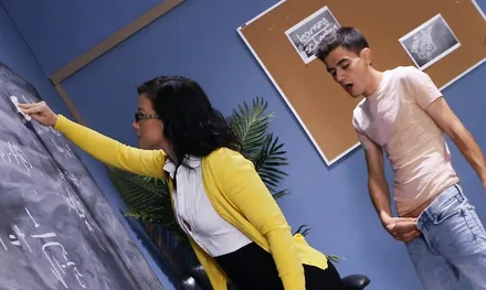 Достал член из штанов и начал дрочить