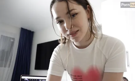 Захотела секса и решила отвлечь парня ко компа