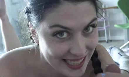 Похотливая девушка с волосатой киской зашла в гости на секс