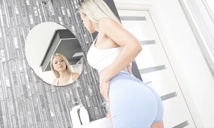 Сочная мамка с аппетитной задницей занимается сексом после тренировки